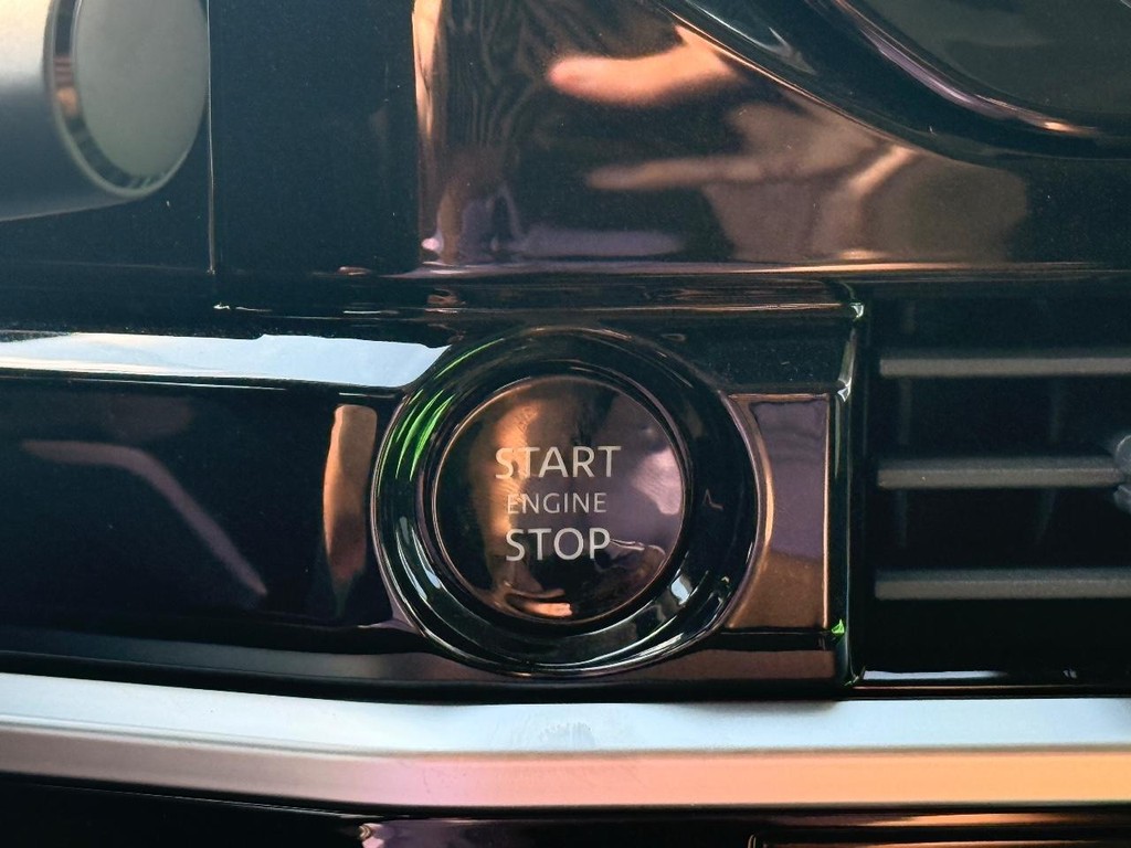 Nissan Pathfinder Vehicle Full-screen Gallery Image 08