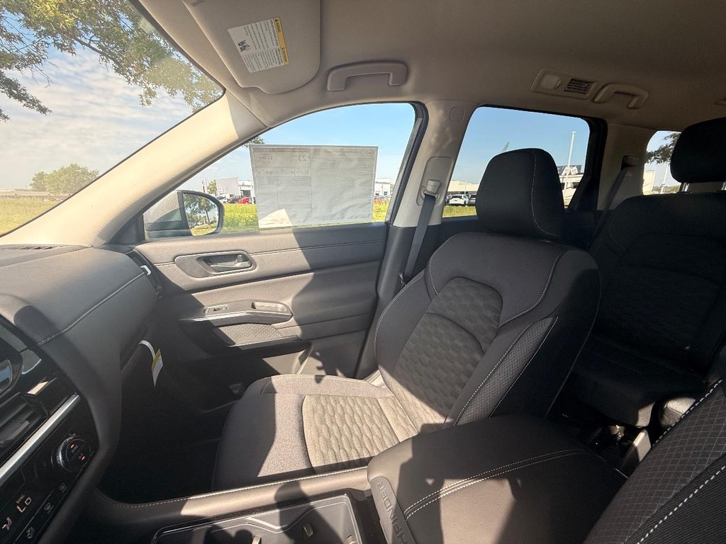 Nissan Pathfinder Vehicle Full-screen Gallery Image 09