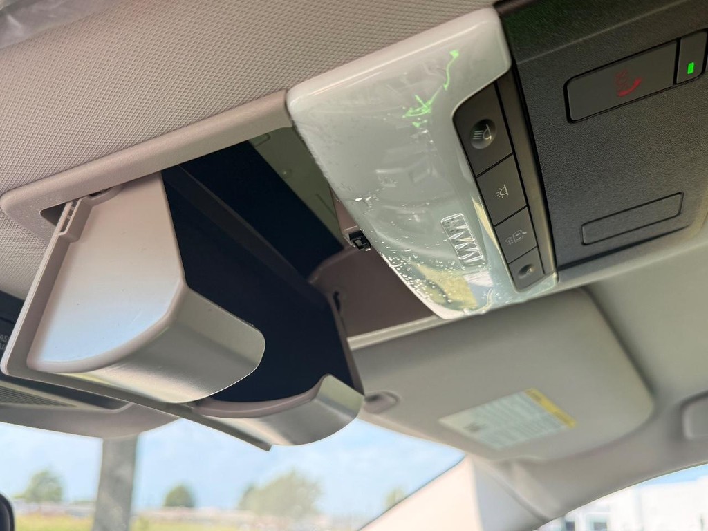 Nissan Pathfinder Vehicle Full-screen Gallery Image 10