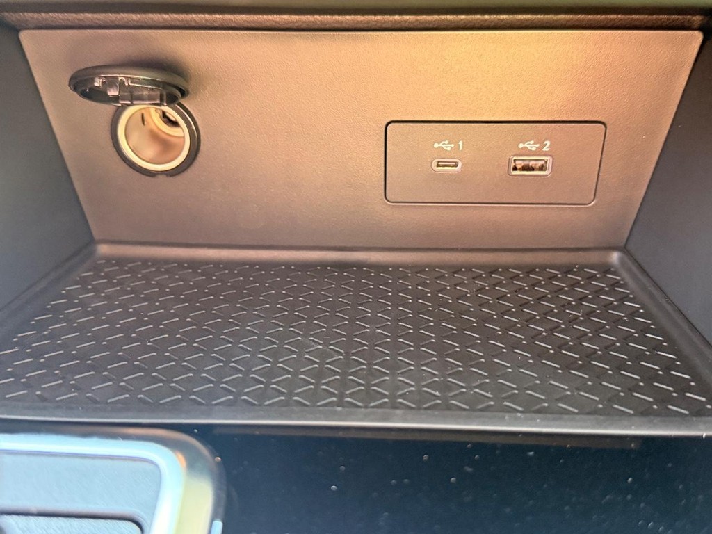 Nissan Pathfinder Vehicle Full-screen Gallery Image 11