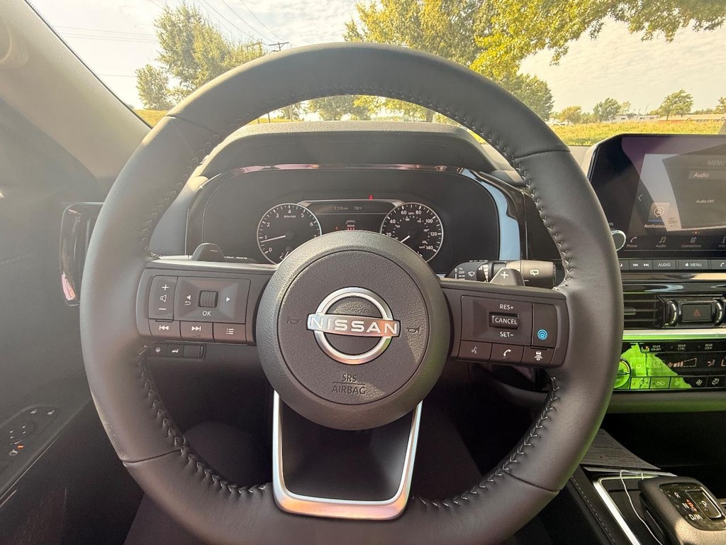 Nissan Pathfinder Vehicle Full-screen Gallery Image 17