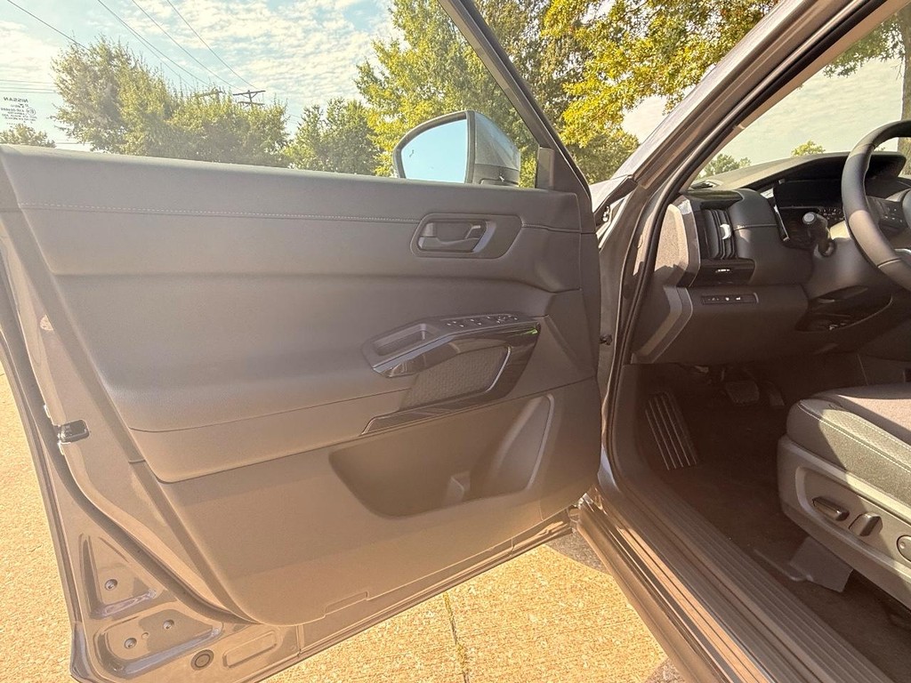 Nissan Pathfinder Vehicle Full-screen Gallery Image 18