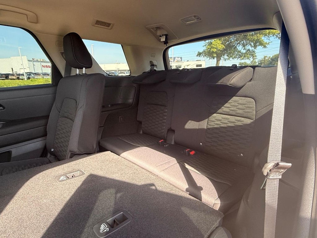 Nissan Pathfinder Vehicle Full-screen Gallery Image 19