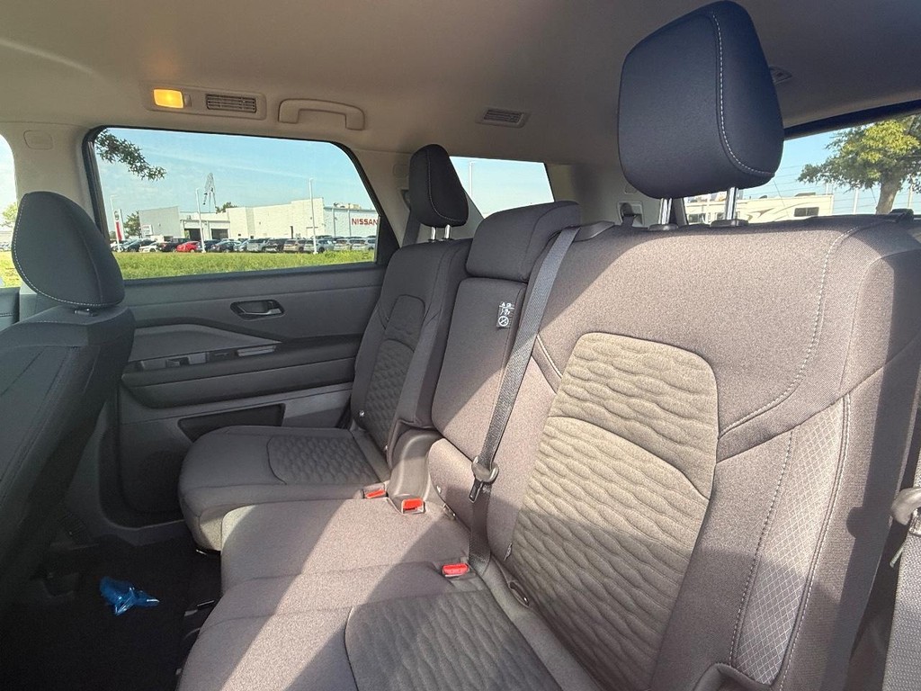 Nissan Pathfinder Vehicle Full-screen Gallery Image 20