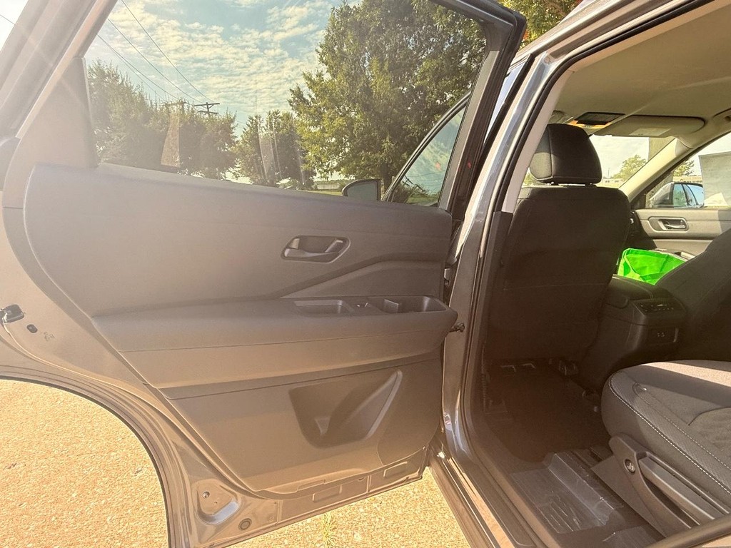 Nissan Pathfinder Vehicle Full-screen Gallery Image 21