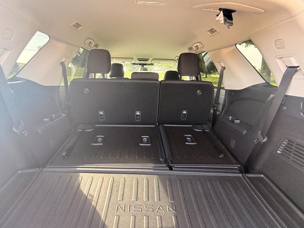 Nissan Pathfinder Vehicle Full-screen Gallery Image 23