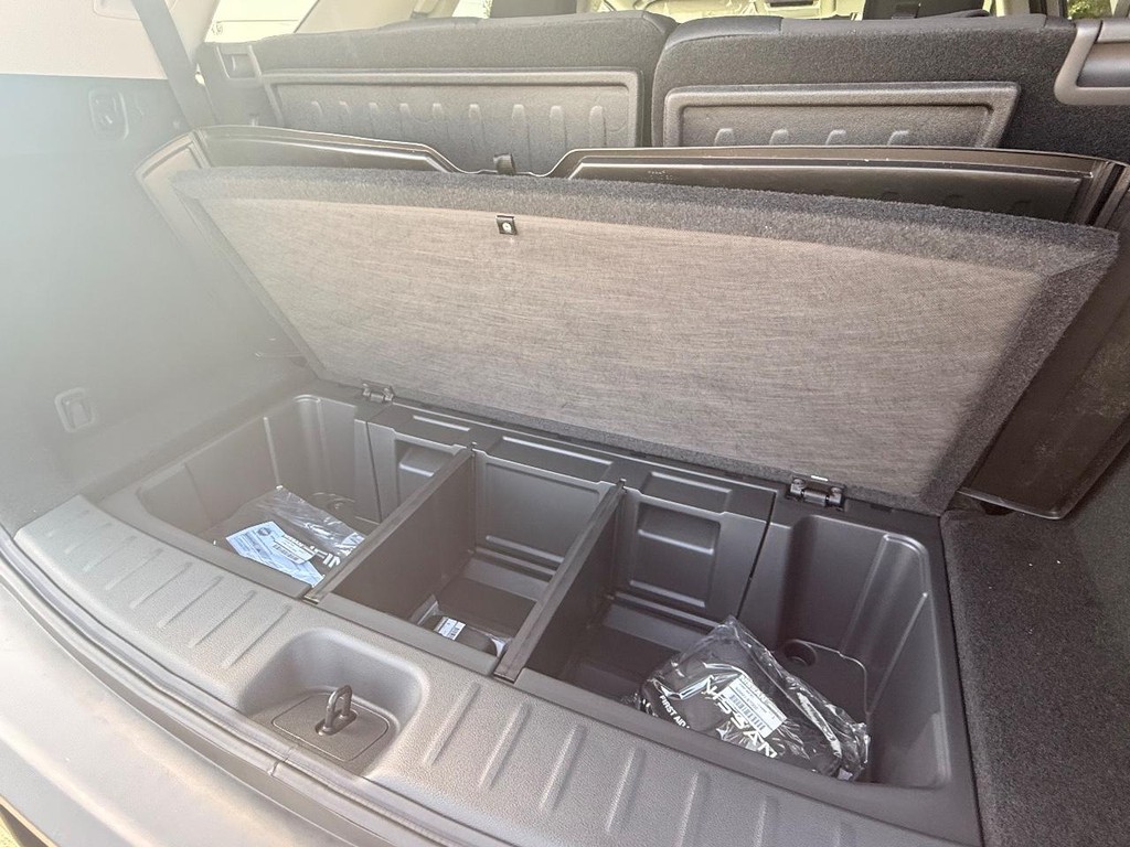 Nissan Pathfinder Vehicle Full-screen Gallery Image 24