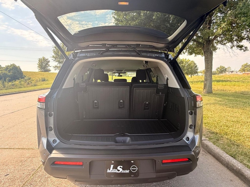 Nissan Pathfinder Vehicle Full-screen Gallery Image 25