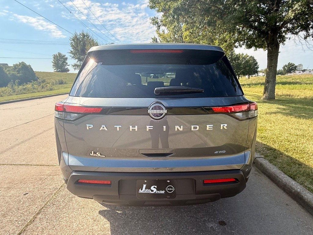 Nissan Pathfinder Vehicle Full-screen Gallery Image 26