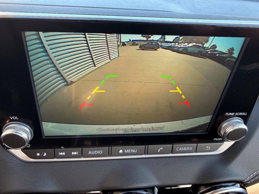 Nissan Sentra Vehicle Full-screen Gallery Image 02