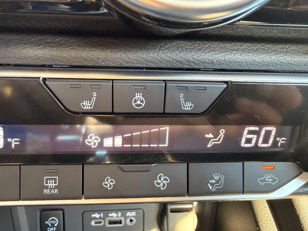 Nissan Sentra Vehicle Full-screen Gallery Image 03