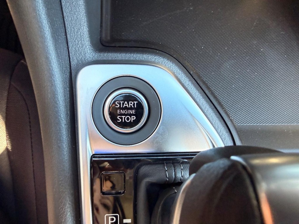 Nissan Sentra Vehicle Full-screen Gallery Image 04