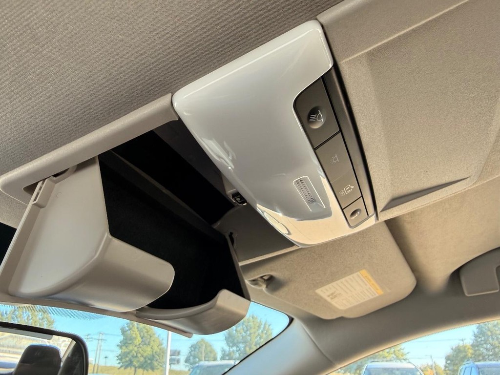 Nissan Sentra Vehicle Full-screen Gallery Image 05