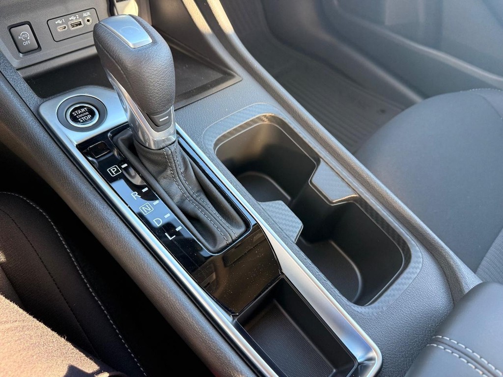 Nissan Sentra Vehicle Full-screen Gallery Image 06