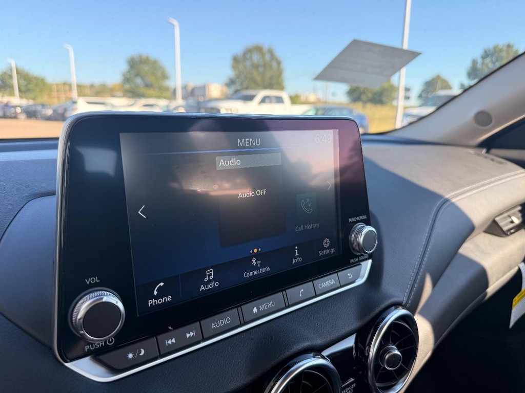 Nissan Sentra Vehicle Full-screen Gallery Image 08