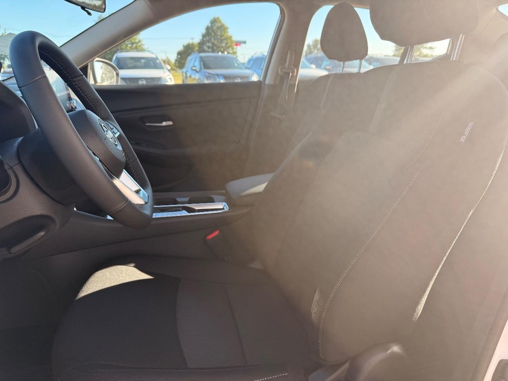 Nissan Sentra Vehicle Full-screen Gallery Image 12