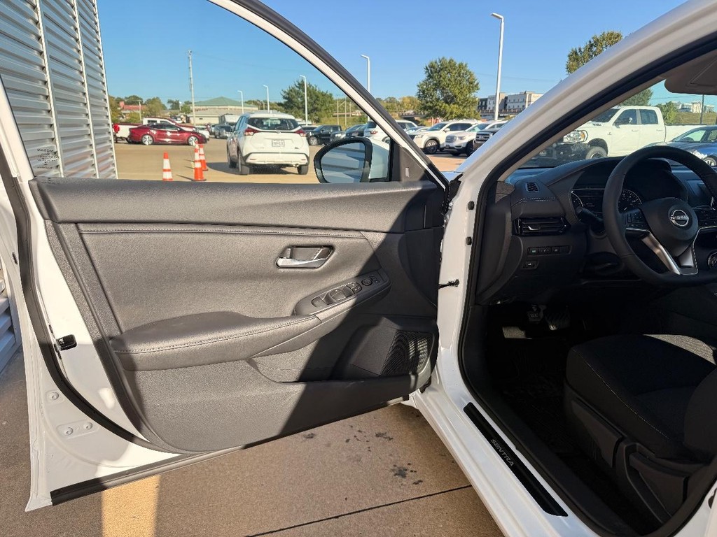 Nissan Sentra Vehicle Full-screen Gallery Image 14