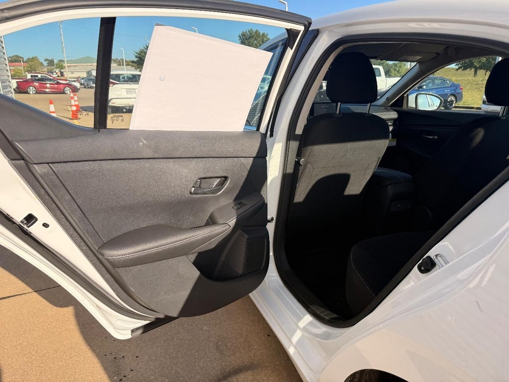 Nissan Sentra Vehicle Full-screen Gallery Image 17