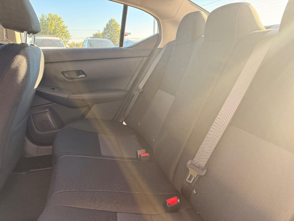 Nissan Sentra Vehicle Full-screen Gallery Image 18