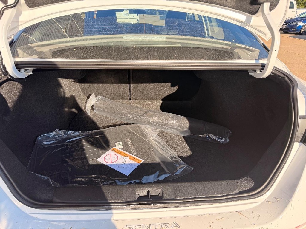 Nissan Sentra Vehicle Full-screen Gallery Image 19