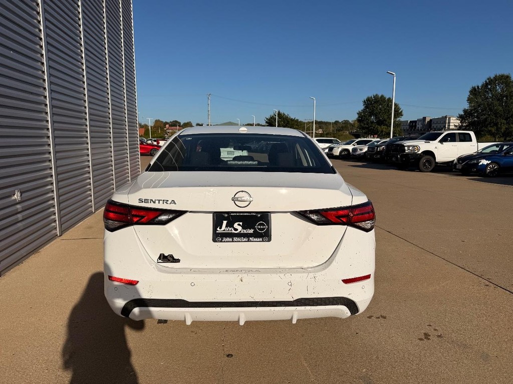 Nissan Sentra Vehicle Full-screen Gallery Image 21