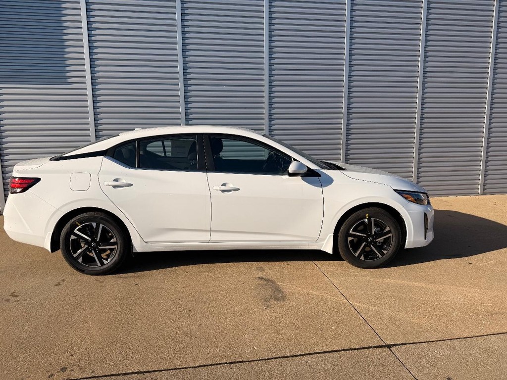 Nissan Sentra Vehicle Full-screen Gallery Image 22