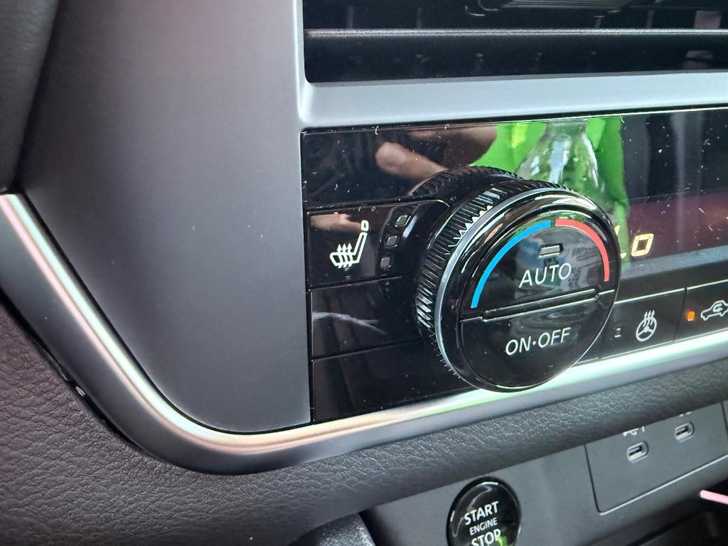 Nissan Rogue Vehicle Full-screen Gallery Image 02