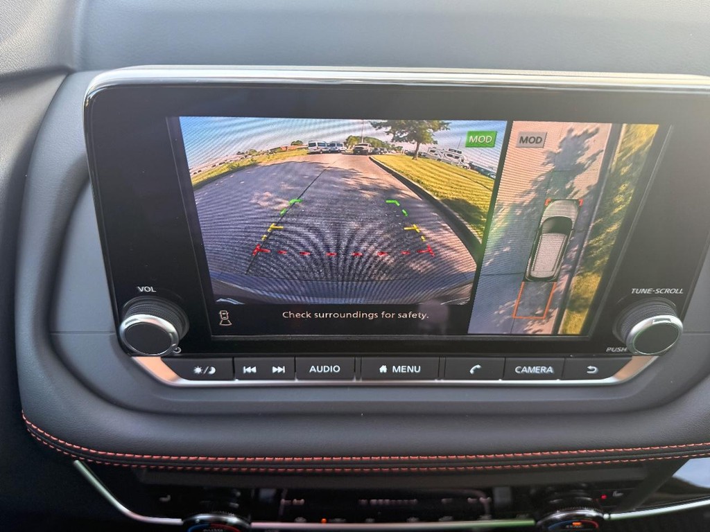 Nissan Rogue Vehicle Full-screen Gallery Image 03