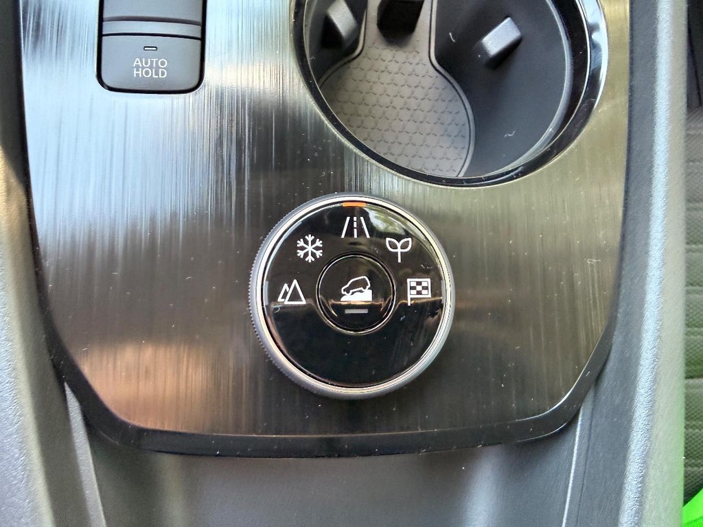 Nissan Rogue Vehicle Full-screen Gallery Image 04