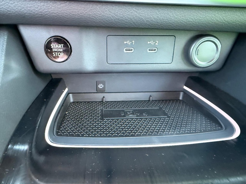 Nissan Rogue Vehicle Full-screen Gallery Image 05