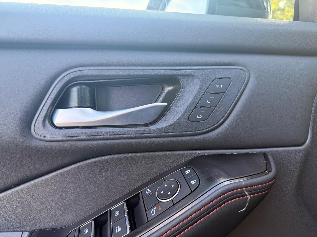 Nissan Rogue Vehicle Full-screen Gallery Image 07