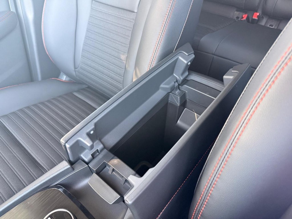 Nissan Rogue Vehicle Full-screen Gallery Image 09