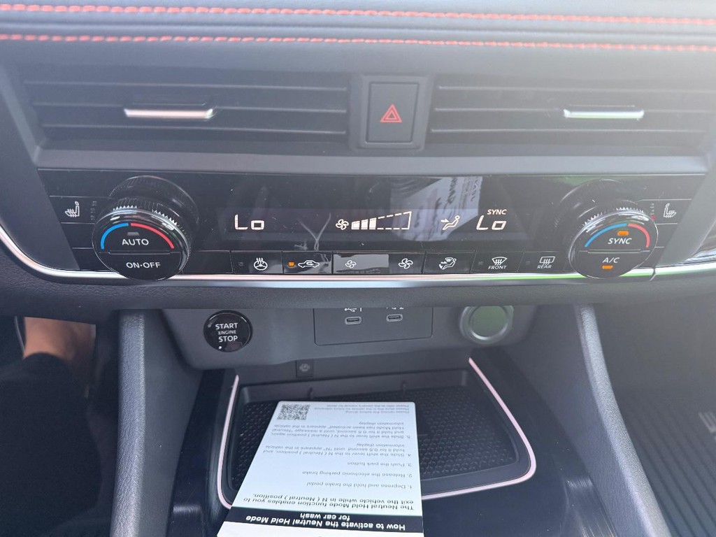 Nissan Rogue Vehicle Full-screen Gallery Image 12