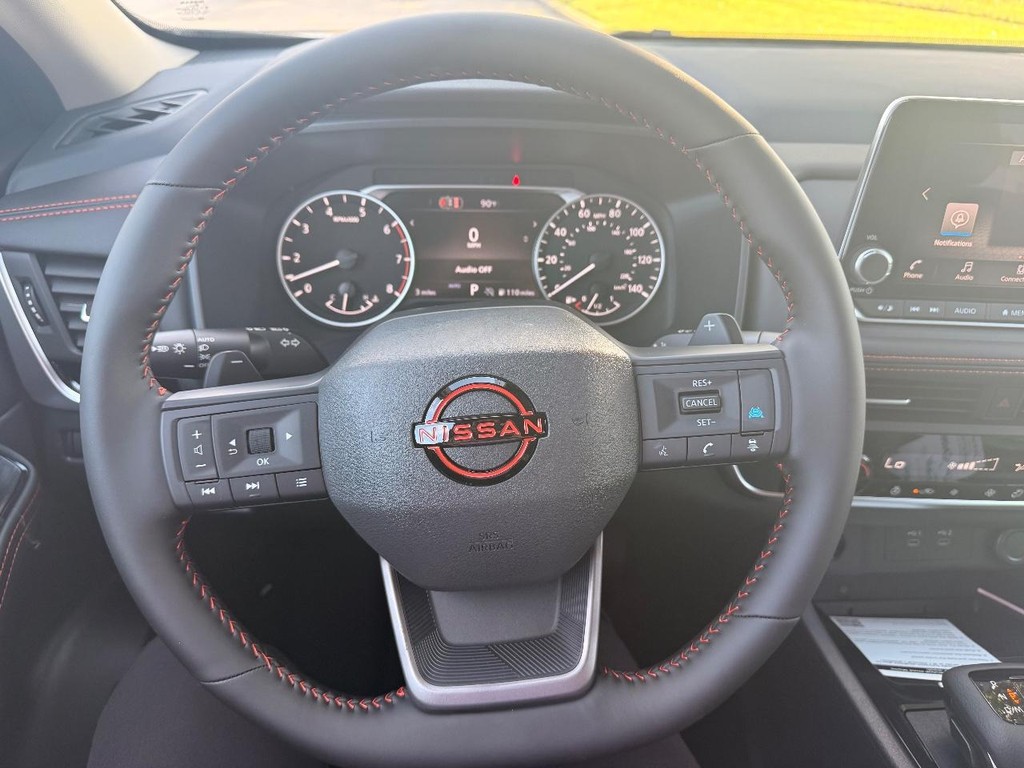 Nissan Rogue Vehicle Full-screen Gallery Image 15