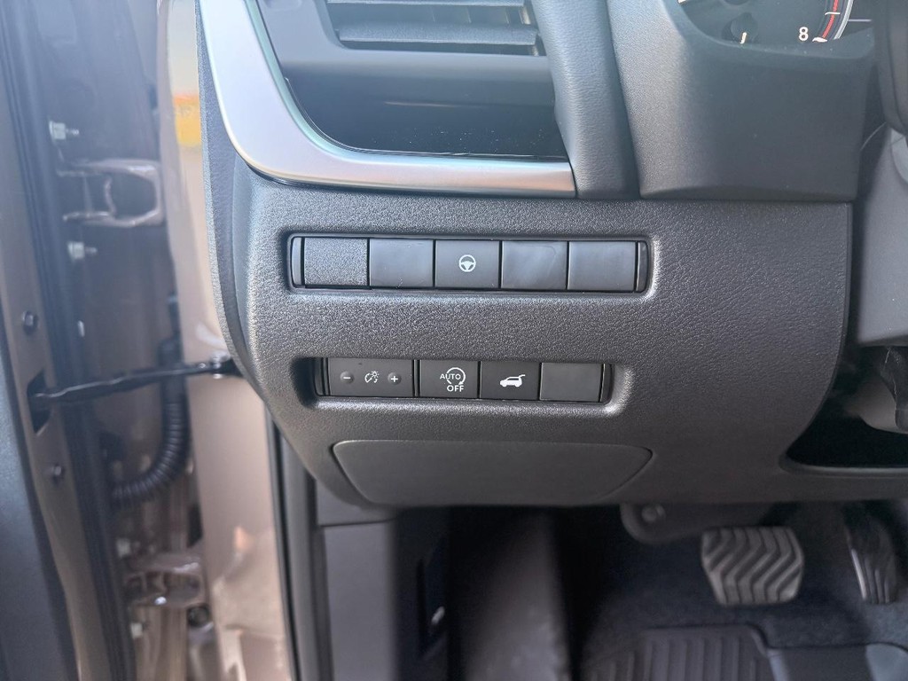 Nissan Rogue Vehicle Full-screen Gallery Image 16