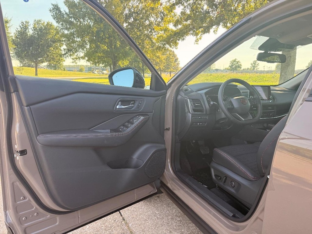 Nissan Rogue Vehicle Full-screen Gallery Image 17