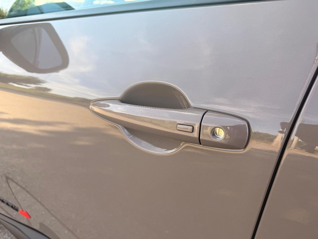 Nissan Rogue Vehicle Full-screen Gallery Image 18