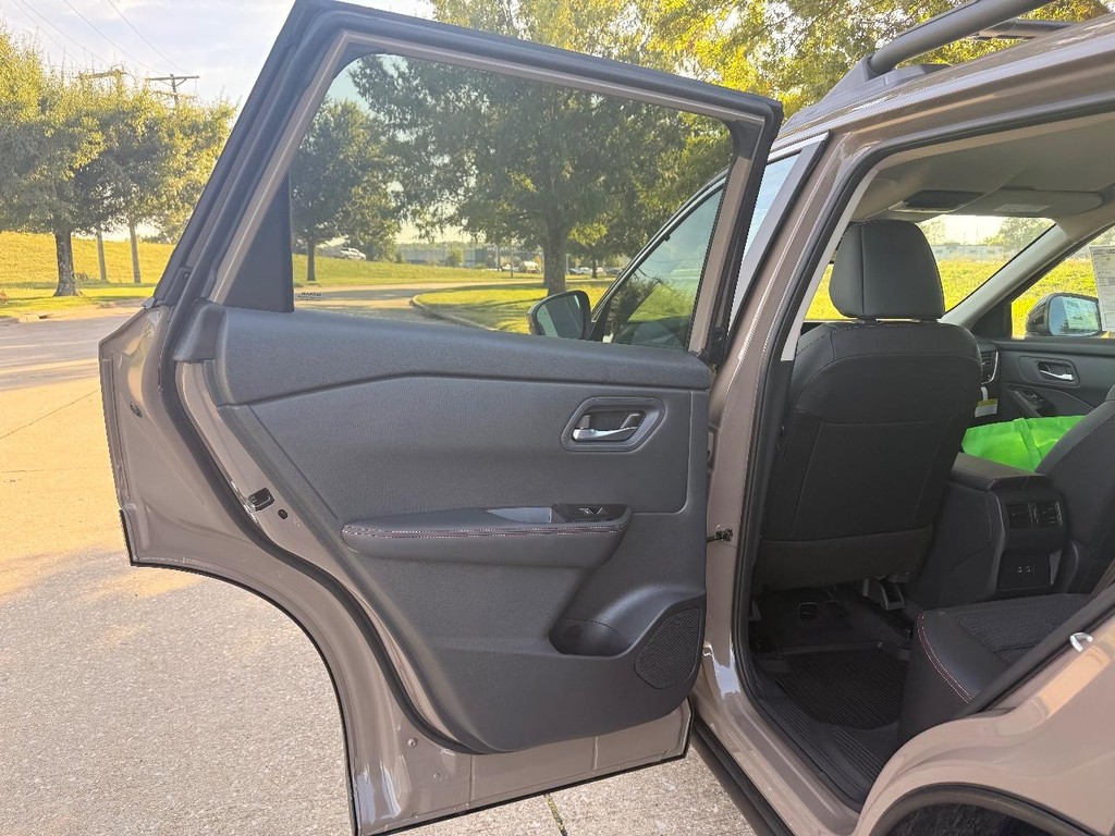 Nissan Rogue Vehicle Full-screen Gallery Image 19