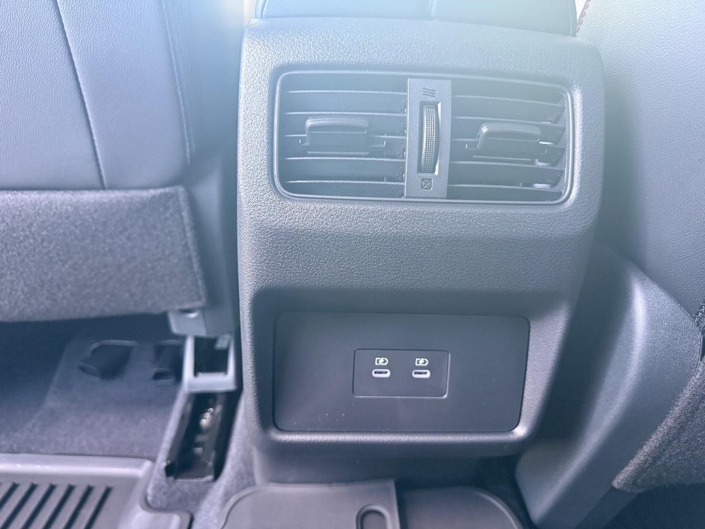 Nissan Rogue Vehicle Full-screen Gallery Image 20