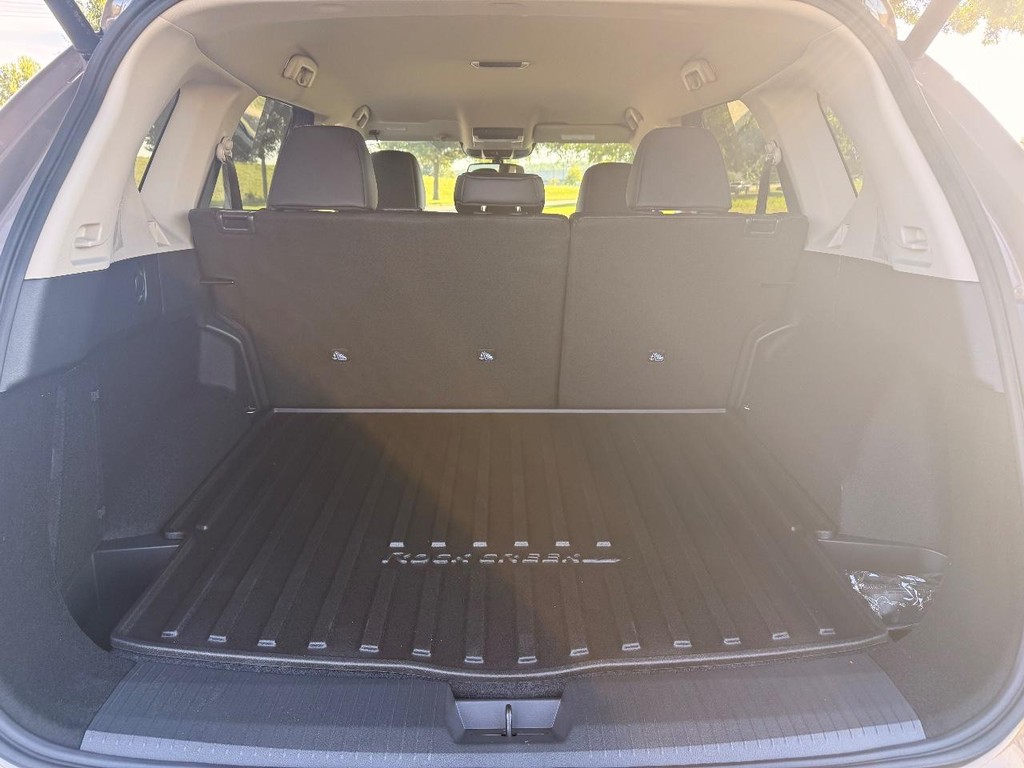 Nissan Rogue Vehicle Full-screen Gallery Image 24