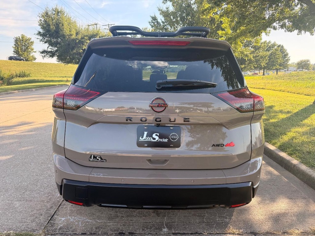 Nissan Rogue Vehicle Full-screen Gallery Image 25