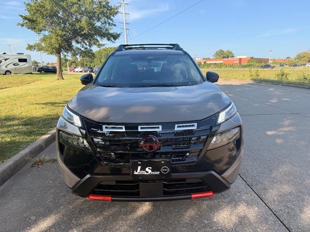 Nissan Rogue Vehicle Full-screen Gallery Image 27