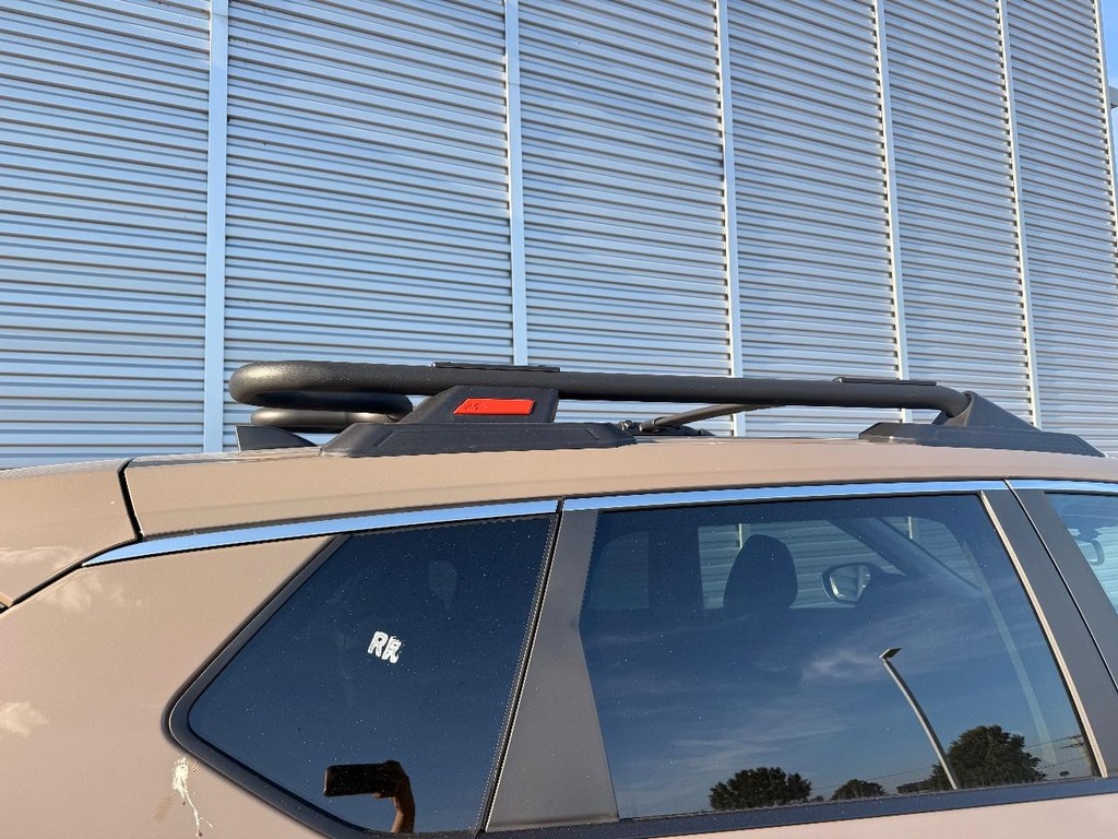 Nissan Rogue Vehicle Full-screen Gallery Image 02