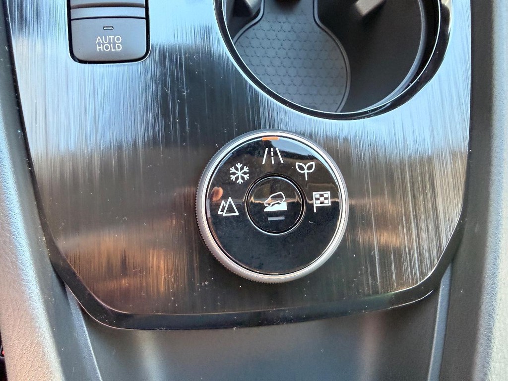 Nissan Rogue Vehicle Full-screen Gallery Image 03