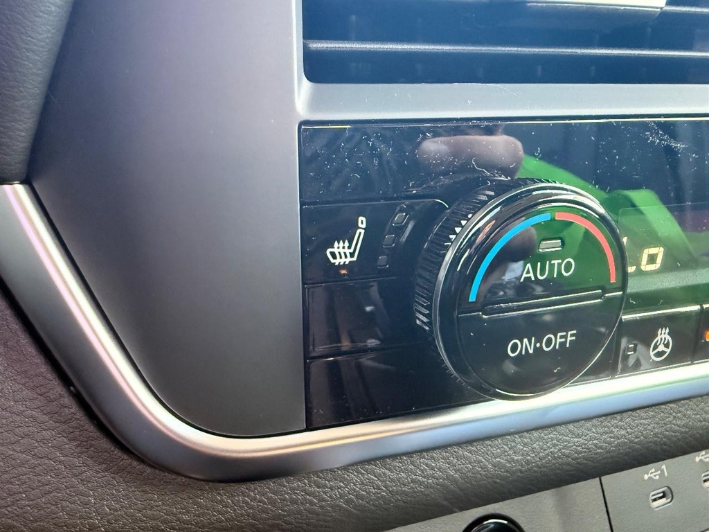 Nissan Rogue Vehicle Full-screen Gallery Image 04