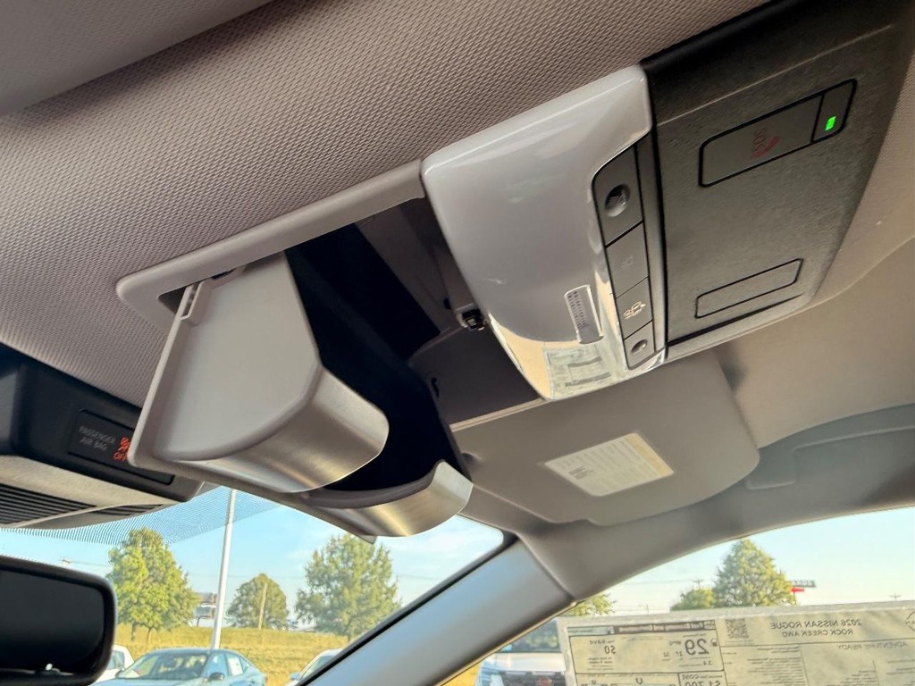 Nissan Rogue Vehicle Full-screen Gallery Image 05