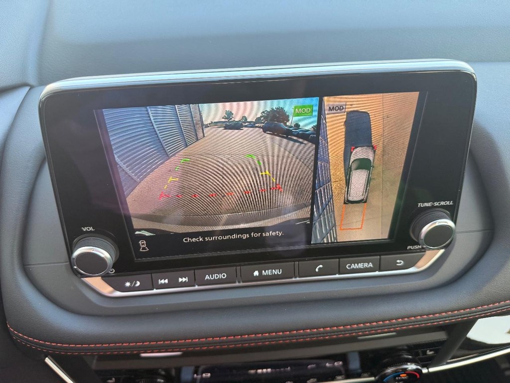 Nissan Rogue Vehicle Full-screen Gallery Image 06