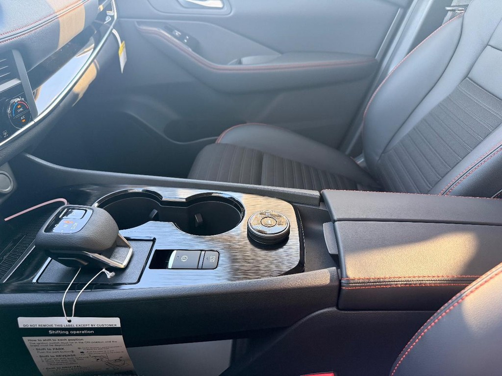 Nissan Rogue Vehicle Full-screen Gallery Image 07