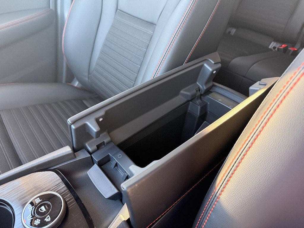 Nissan Rogue Vehicle Full-screen Gallery Image 08