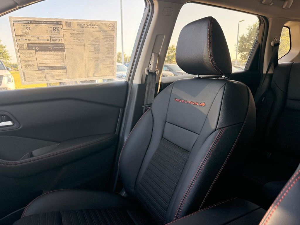 Nissan Rogue Vehicle Full-screen Gallery Image 09